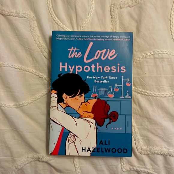 The Love Hypothesis by Ali Hazelwood - Picture 1 of 2